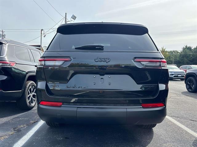 2025 Jeep Grand Cherokee Limited photo 2