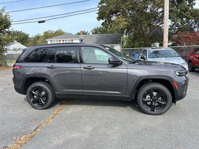 2025 Jeep Grand Cherokee Altitude photo 2