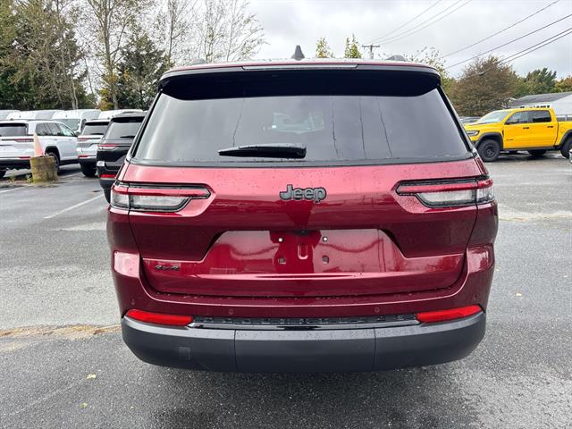 2025 Jeep Grand Cherokee Altitude photo 3
