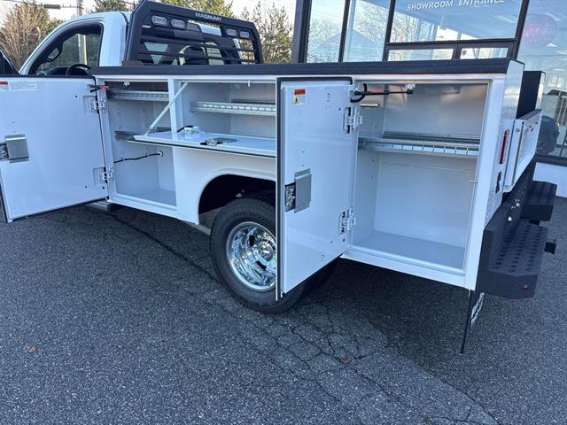 2024 Ram 3500 SLT photo 4