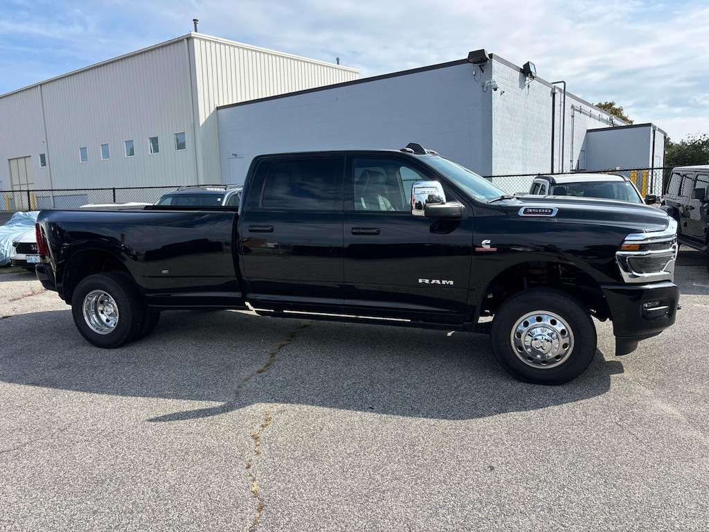 New 2026 Ram 3500 LARAMIE CREW CAB 4X4 8' BOX Pickup