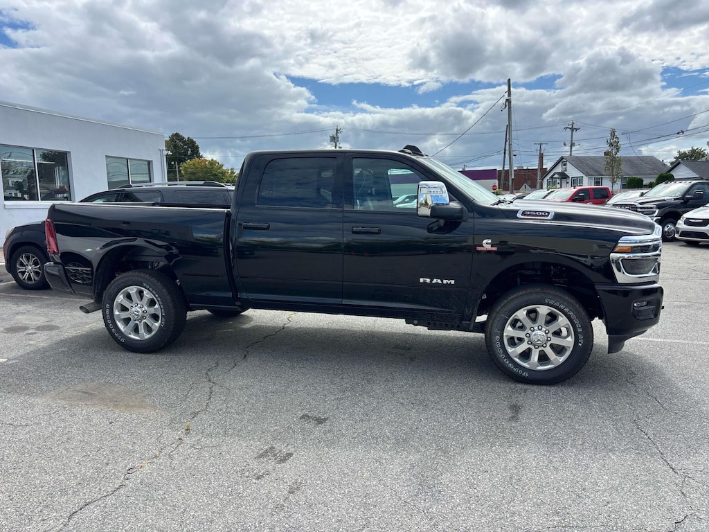 New 2026 Ram 3500 LARAMIE CREW CAB 4X4 Pickup