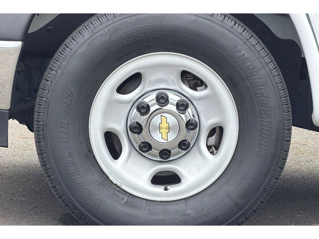 2024 Chevrolet Express Passenger LT - Photo 25