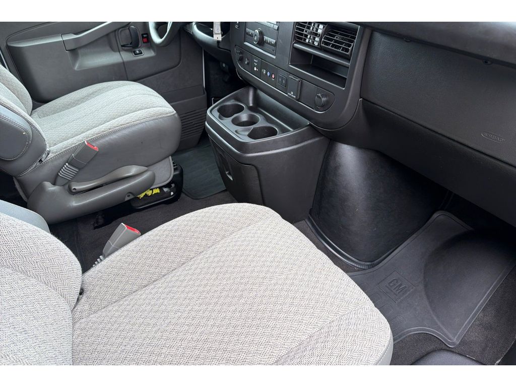 2024 Chevrolet Express Passenger LT - Photo 17