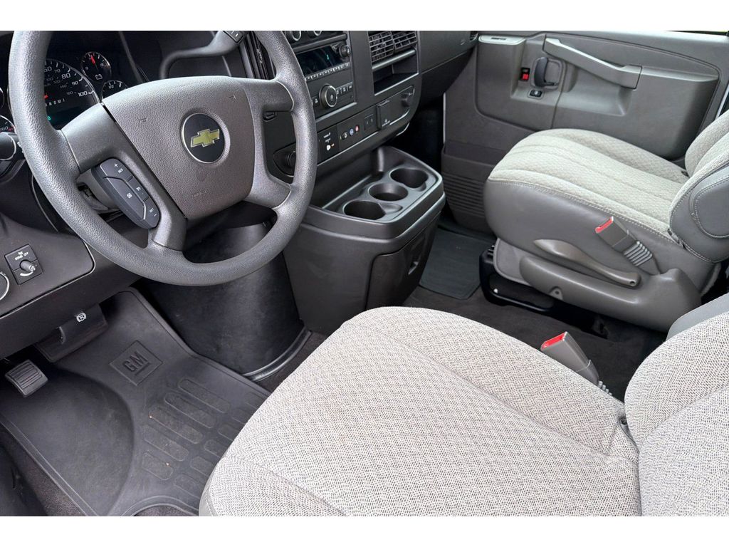 2024 Chevrolet Express Passenger LT - Photo 10