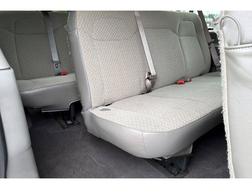 2024 Chevrolet Express Passenger LT - Photo 15