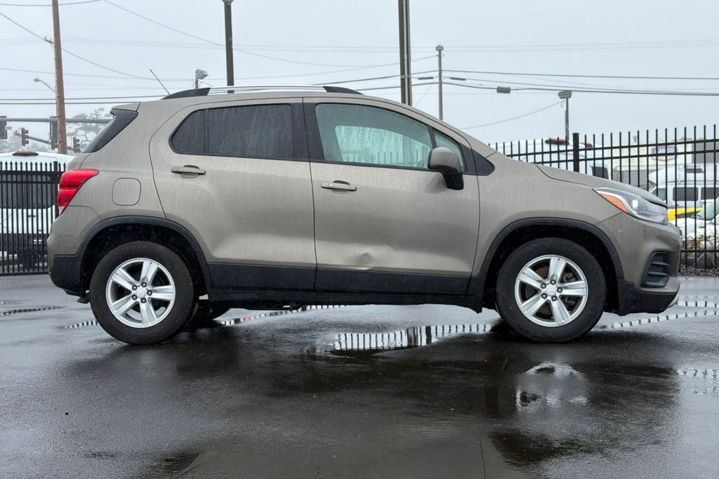 2021 Chevrolet Trax LT photo 2