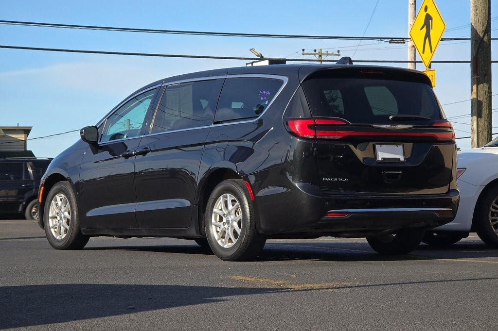 2023 Chrysler Pacifica Touring L photo 4