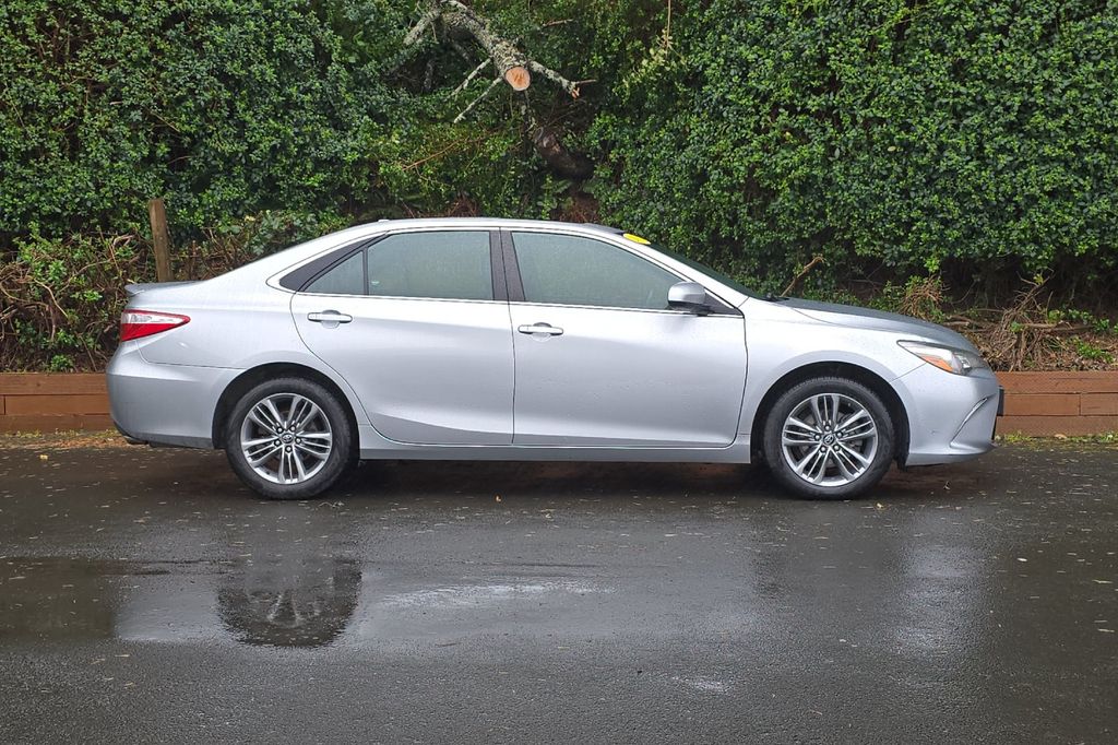 2017 Toyota Camry XLE XSE photo 2