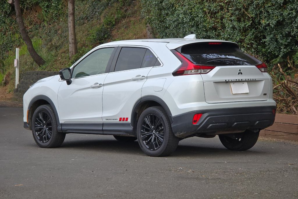 2022 Mitsubishi Eclipse Cross LE photo 4
