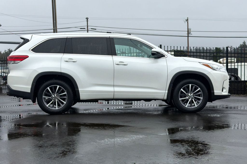 2018 Toyota Highlander SE XLE photo 2