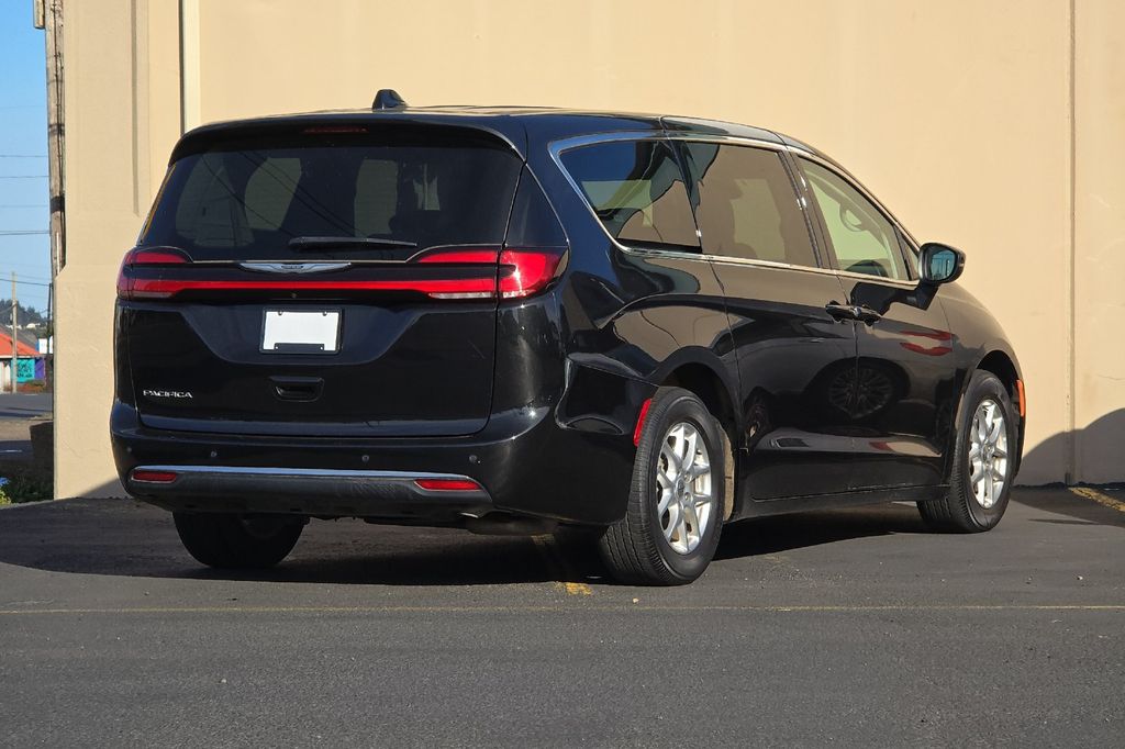 2023 Chrysler Pacifica Touring L photo 2