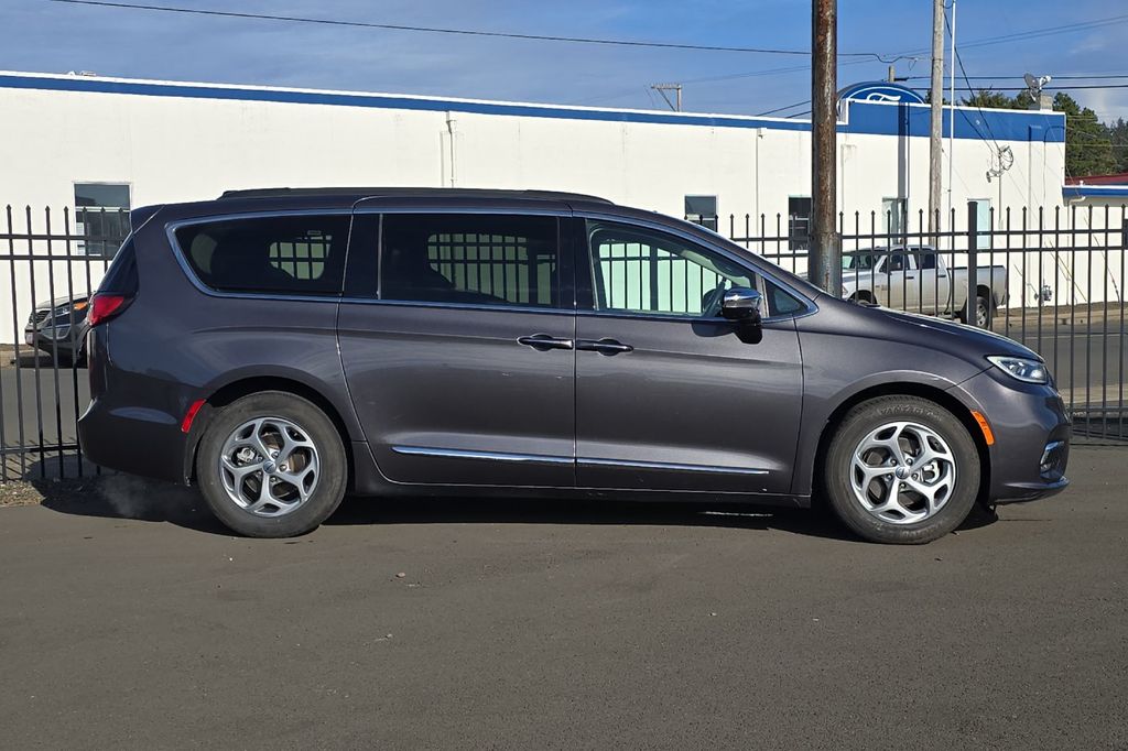 2023 Chrysler Pacifica Limited photo 2