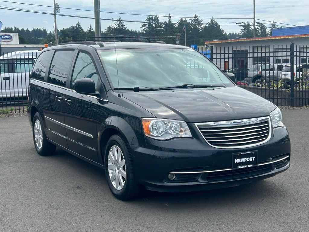 2016 Chrysler Town & Country Touring's photo