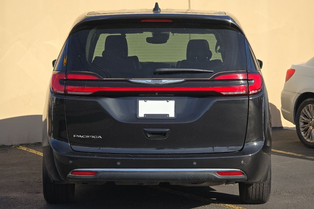 2023 Chrysler Pacifica Touring L photo 3