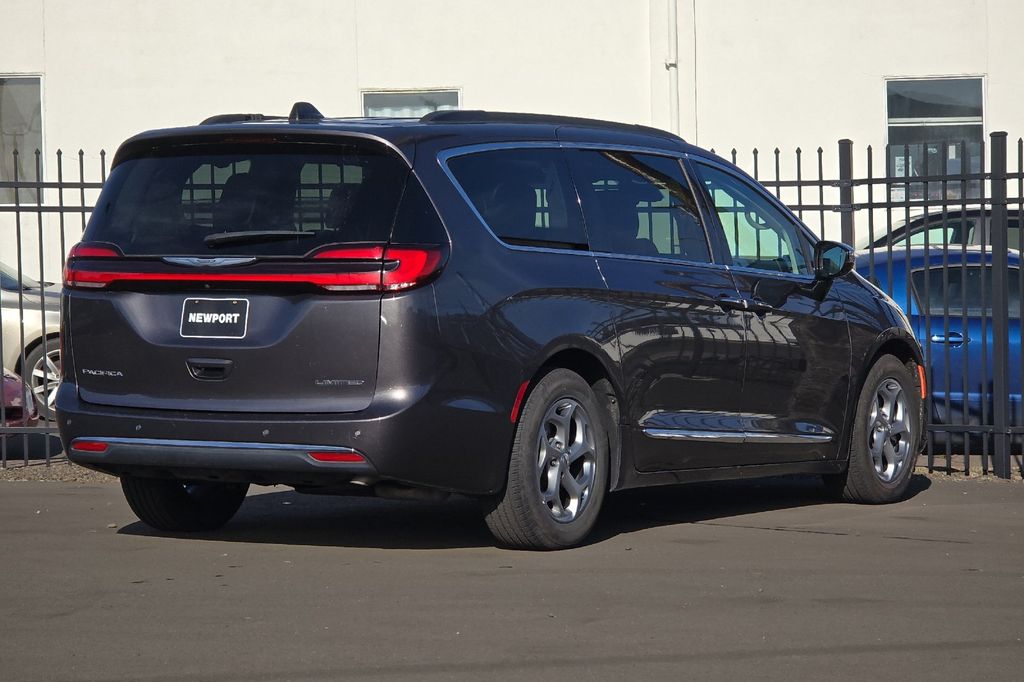 2023 Chrysler Pacifica Limited photo 3
