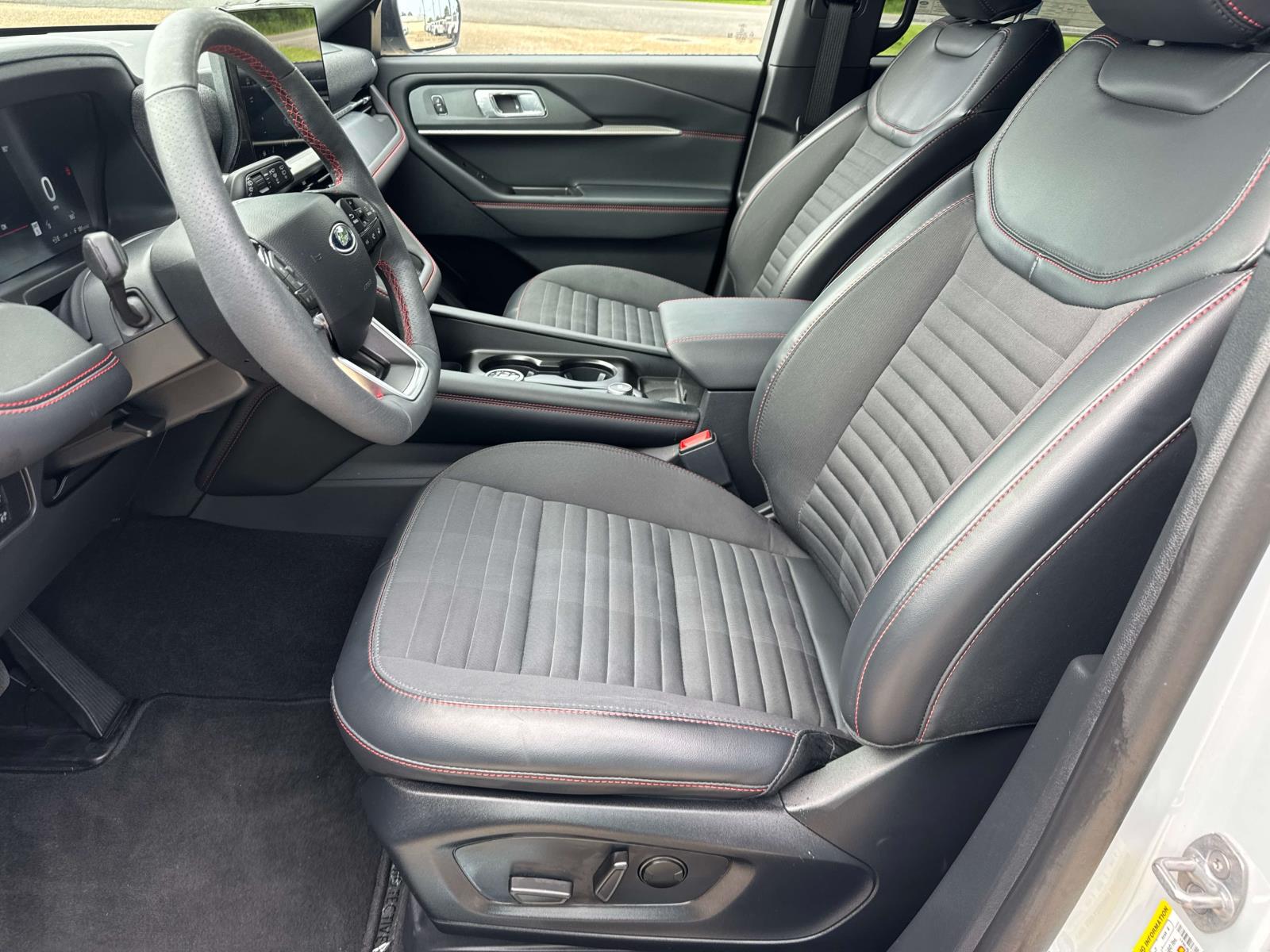 2026 Ford Explorer ST-Line - Photo 8