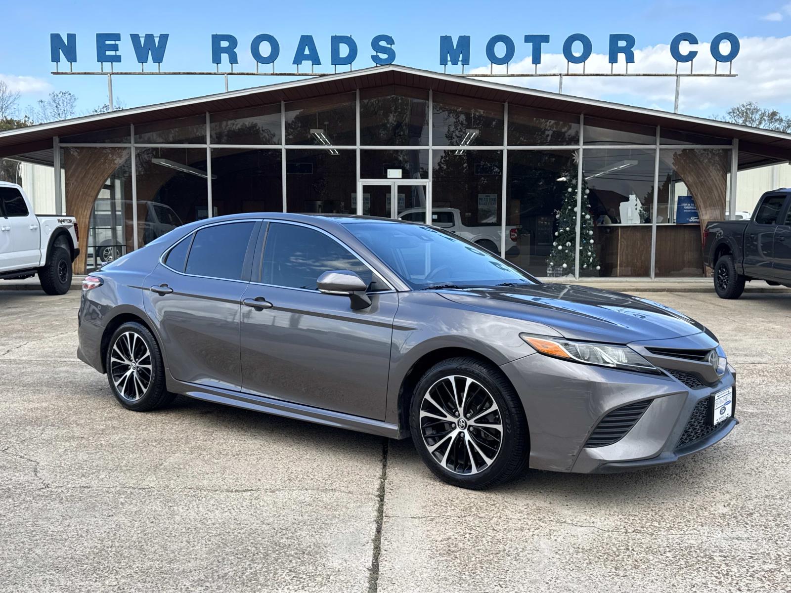 2018 Toyota Camry SE's photo