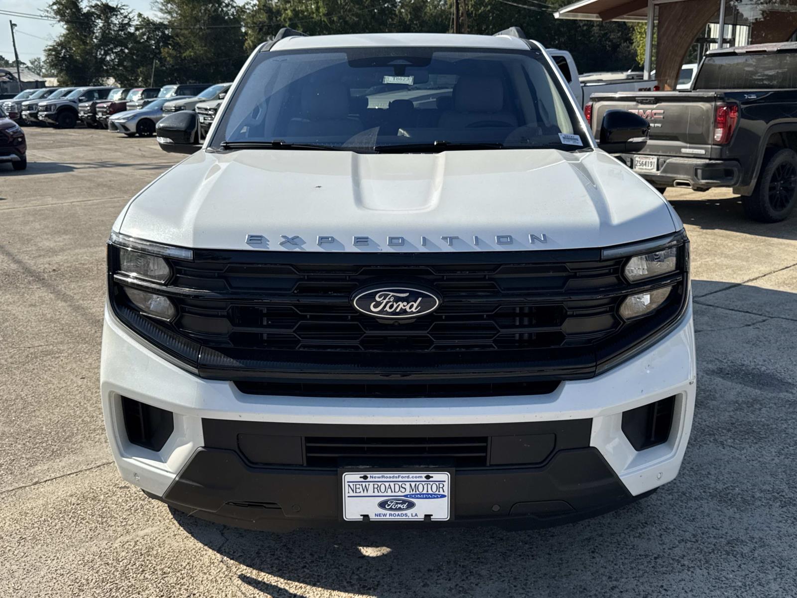 2025 Ford Expedition photo 2