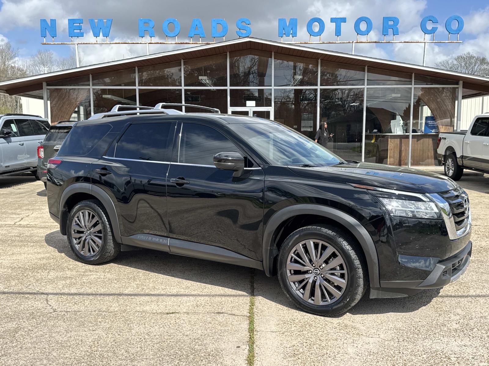 2023 Nissan Pathfinder SL