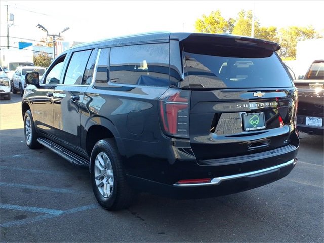 2025 Chevrolet Suburban LT photo 4