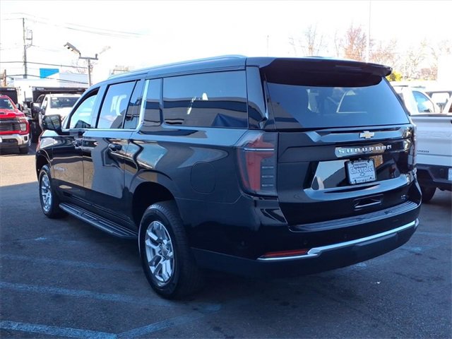 2025 Chevrolet Suburban LT photo 4