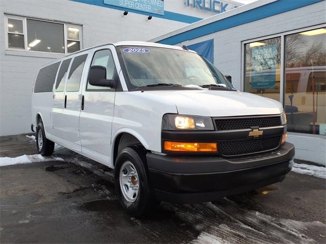 2025 Chevrolet Express Passenger LS's photo