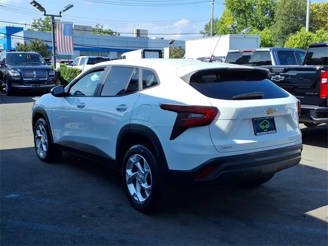 2024 Chevrolet Trax LS photo 4