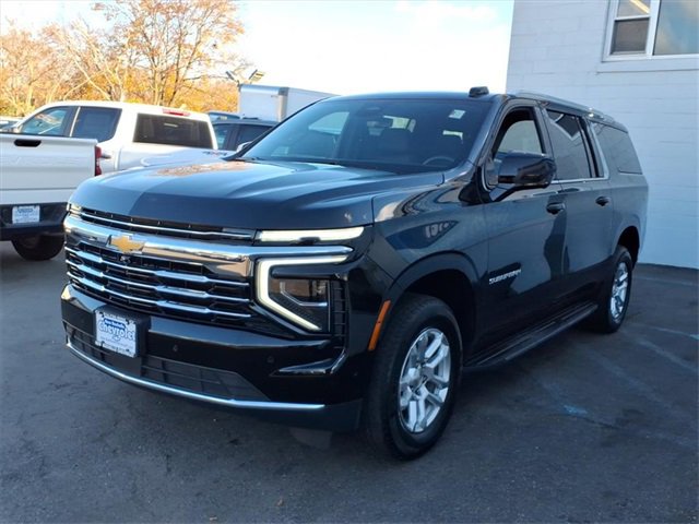 2025 Chevrolet Suburban LT photo 3