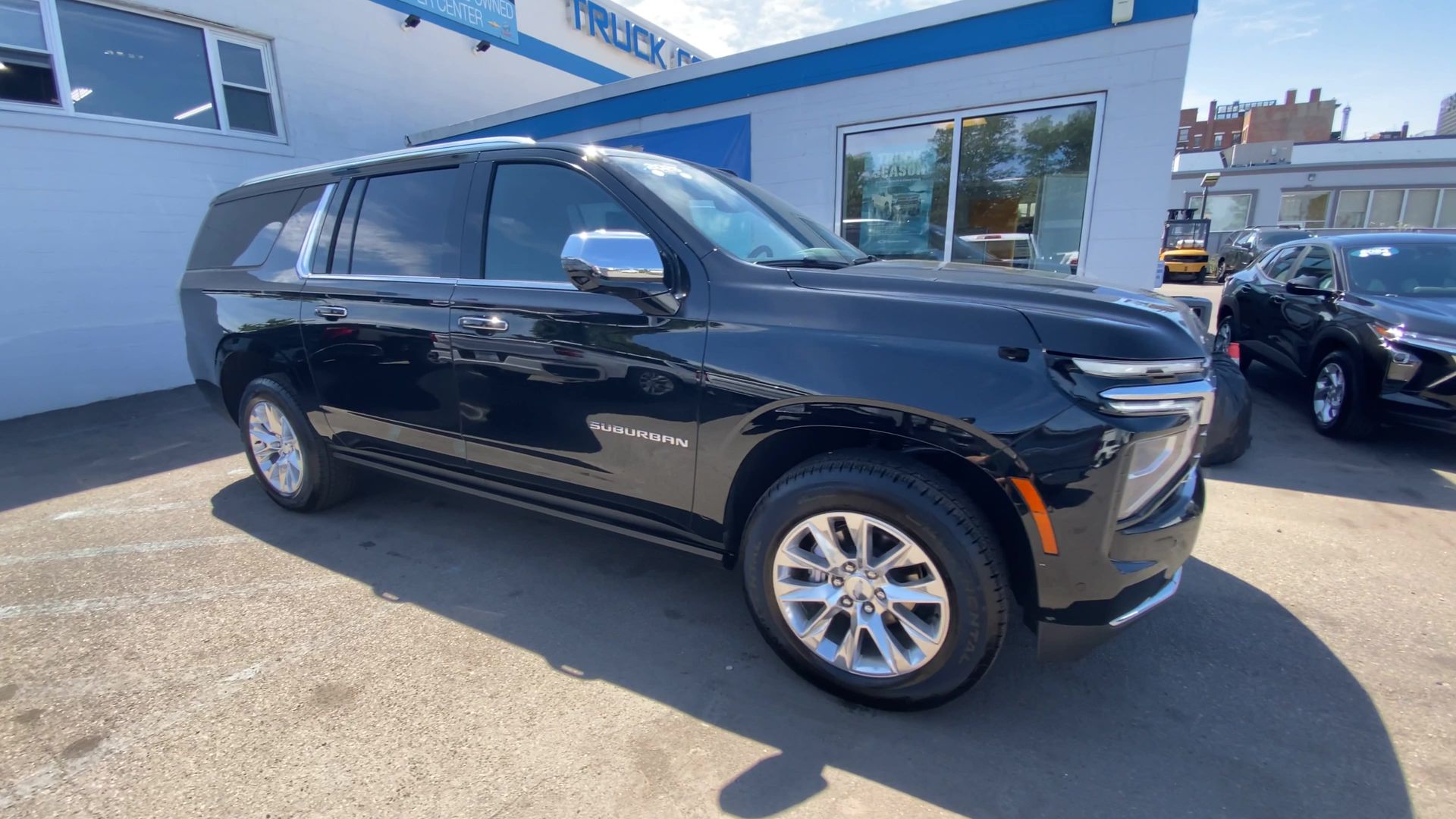 2025 Chevrolet Suburban Premier photo 2