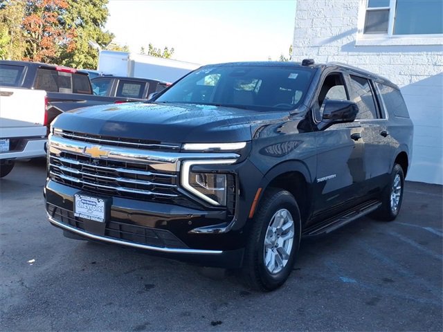 2025 Chevrolet Suburban LT photo 3