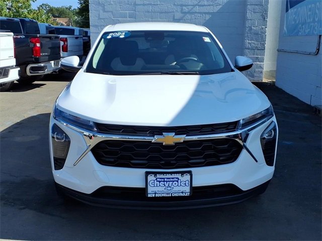 2024 Chevrolet Trax LS photo 2