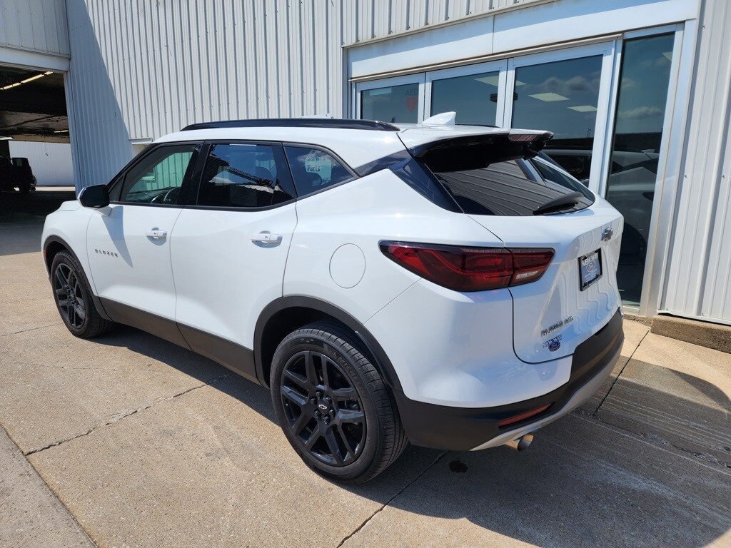 2023 Chevrolet Blazer 2LT photo 2