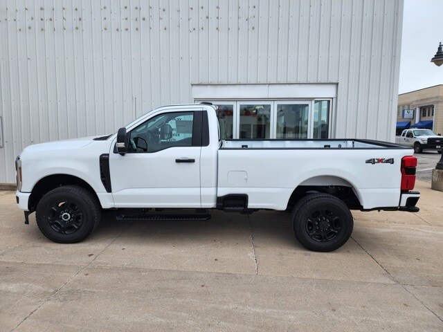 2025 Ford F-350 photo 2