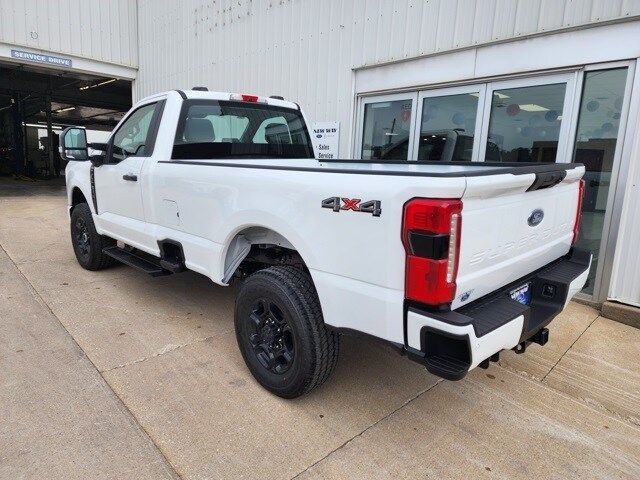 2025 Ford F-350 photo 3