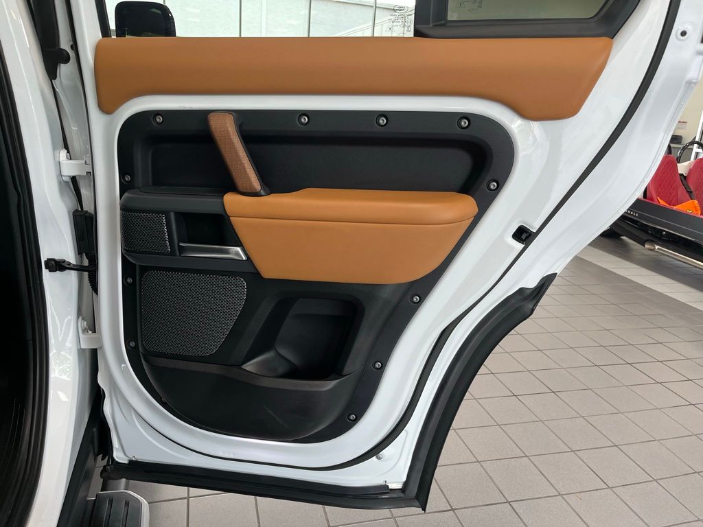 2023 Land Rover Defender X-Dynamic SE - Photo 18