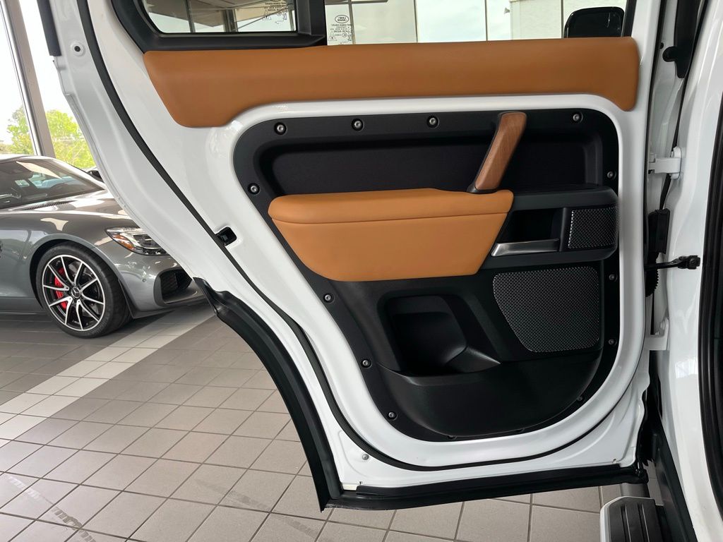 2023 Land Rover Defender X-Dynamic SE - Photo 16