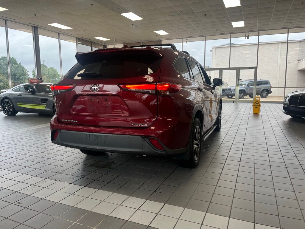 2021 Toyota Highlander XLE photo 3