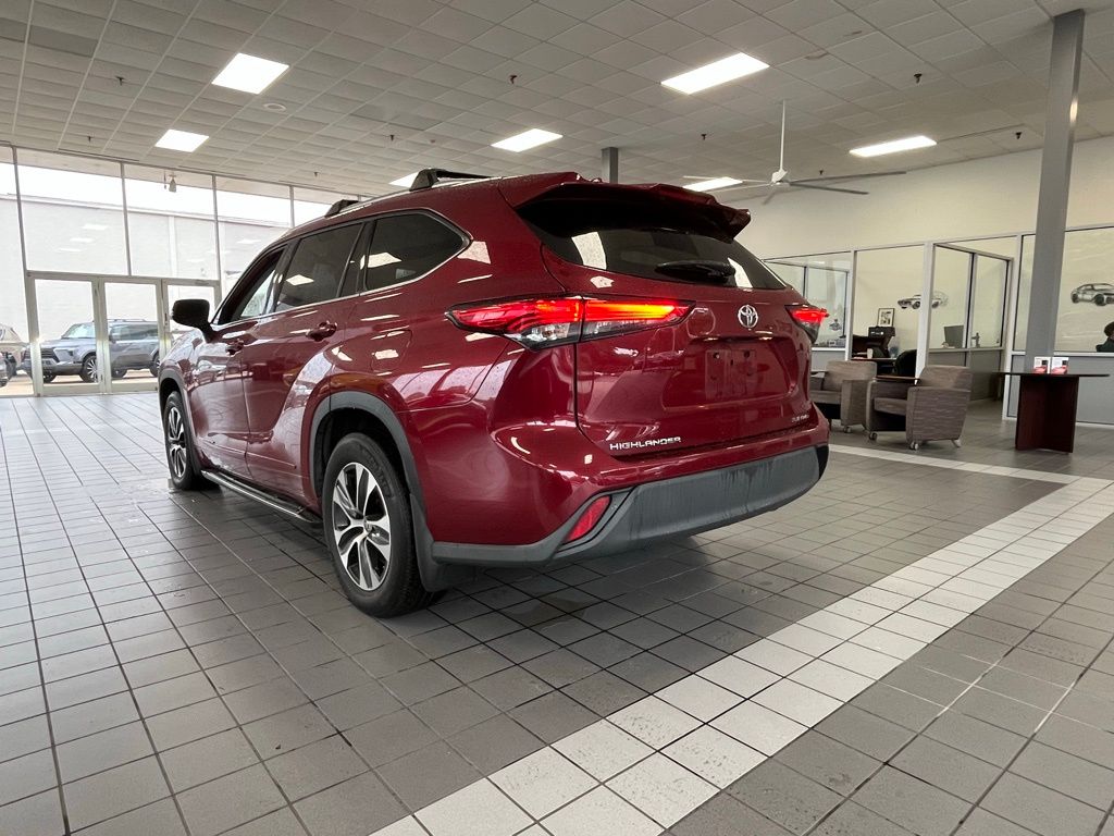 2021 Toyota Highlander XLE photo 2
