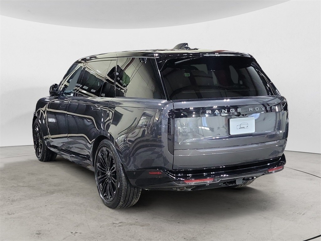 2025 Land Rover Range Rover SE photo 3