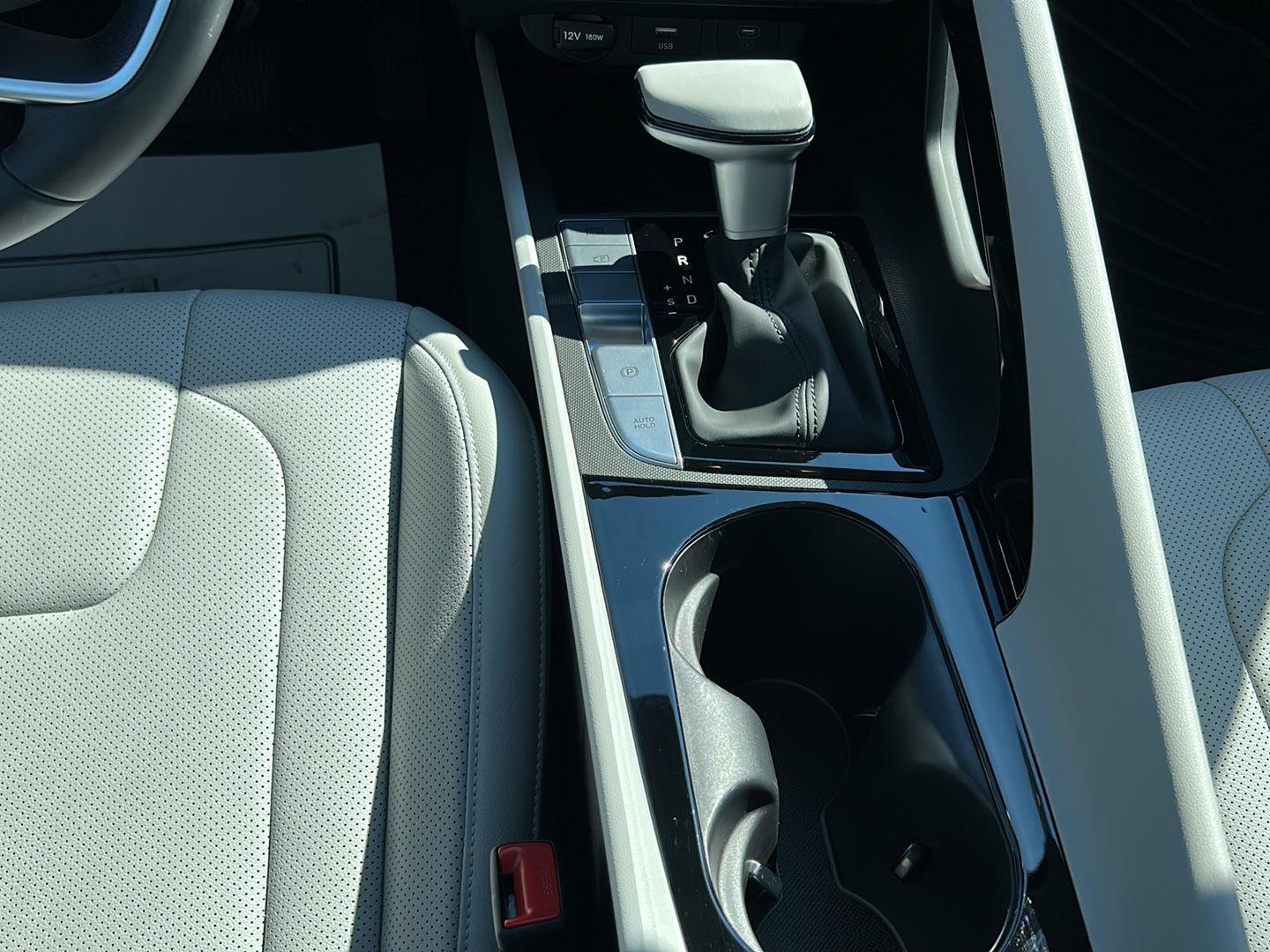 2025 Hyundai Elantra Limited - Photo 17