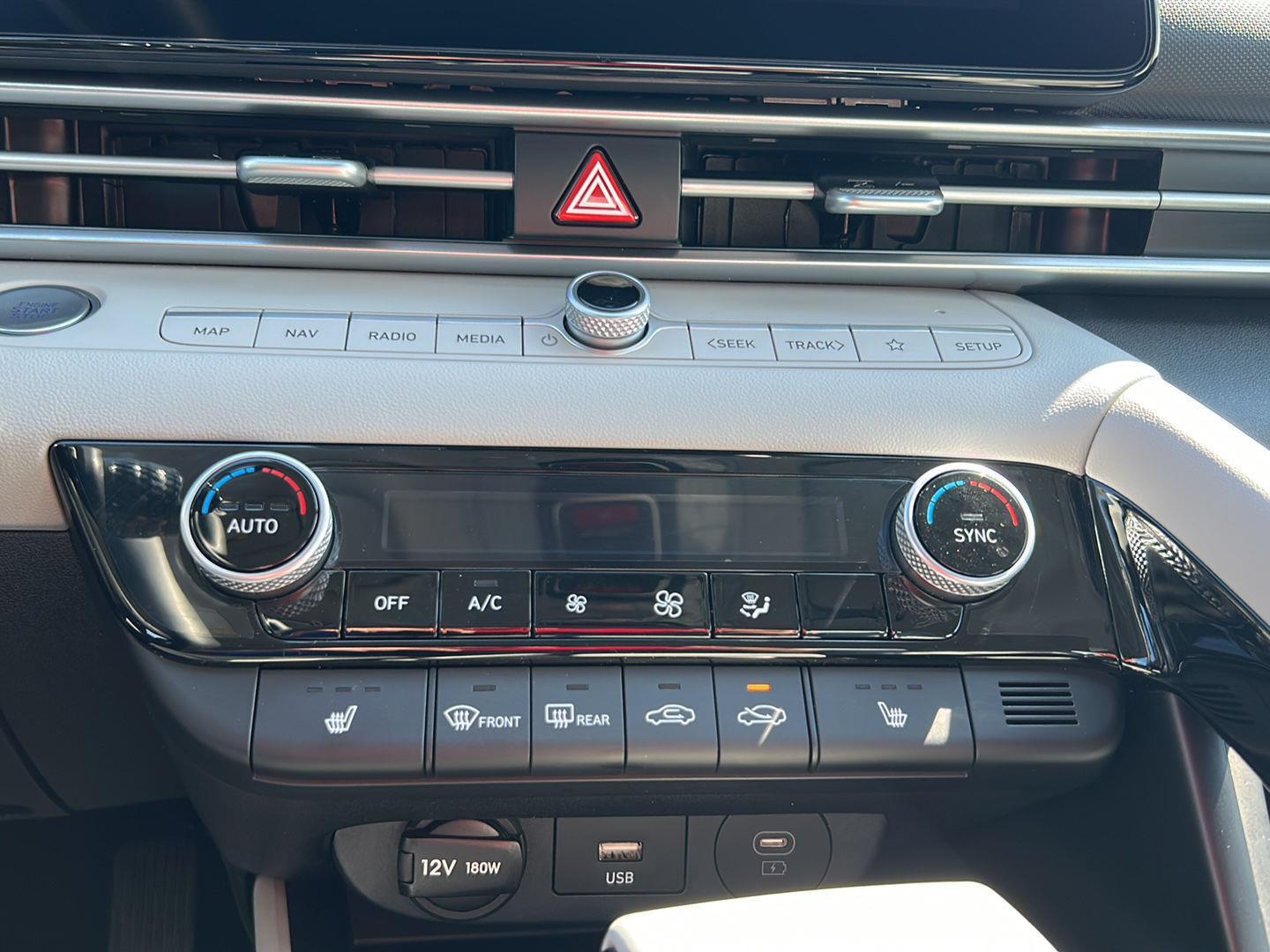 2025 Hyundai Elantra Limited - Photo 31