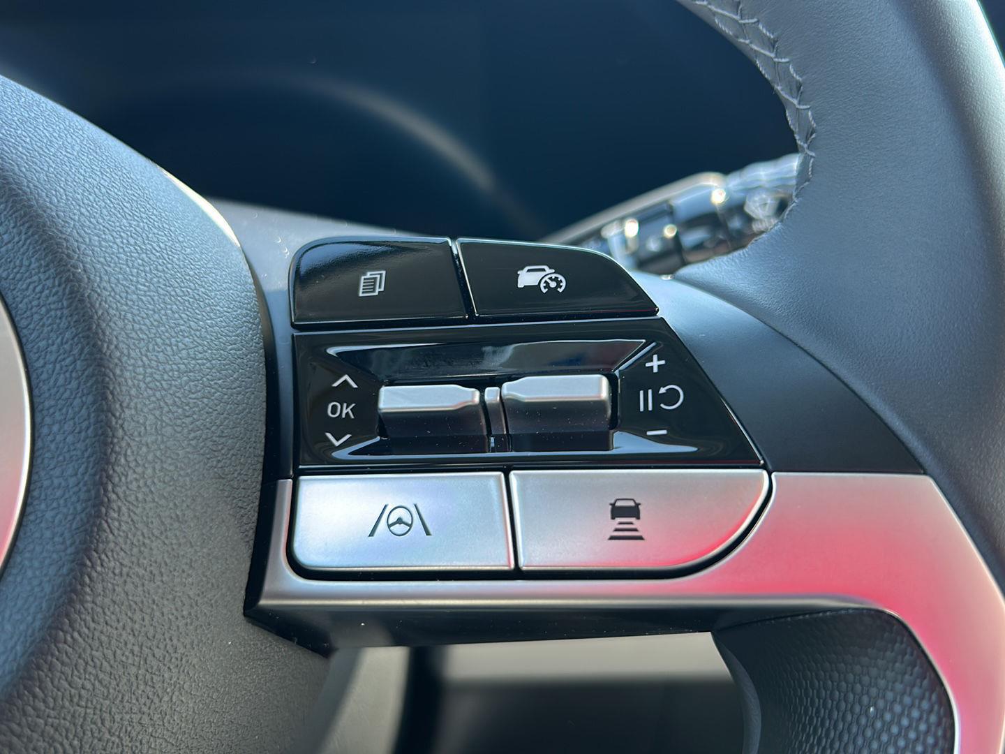 2025 Hyundai Elantra Limited - Photo 25