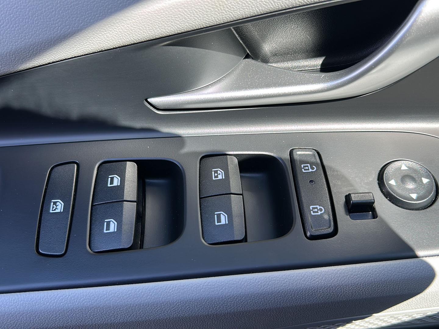 2025 Hyundai Elantra Limited - Photo 19