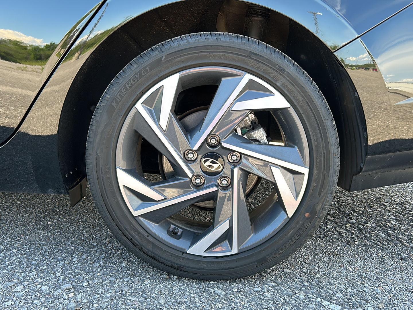 2025 Hyundai Elantra Limited - Photo 9