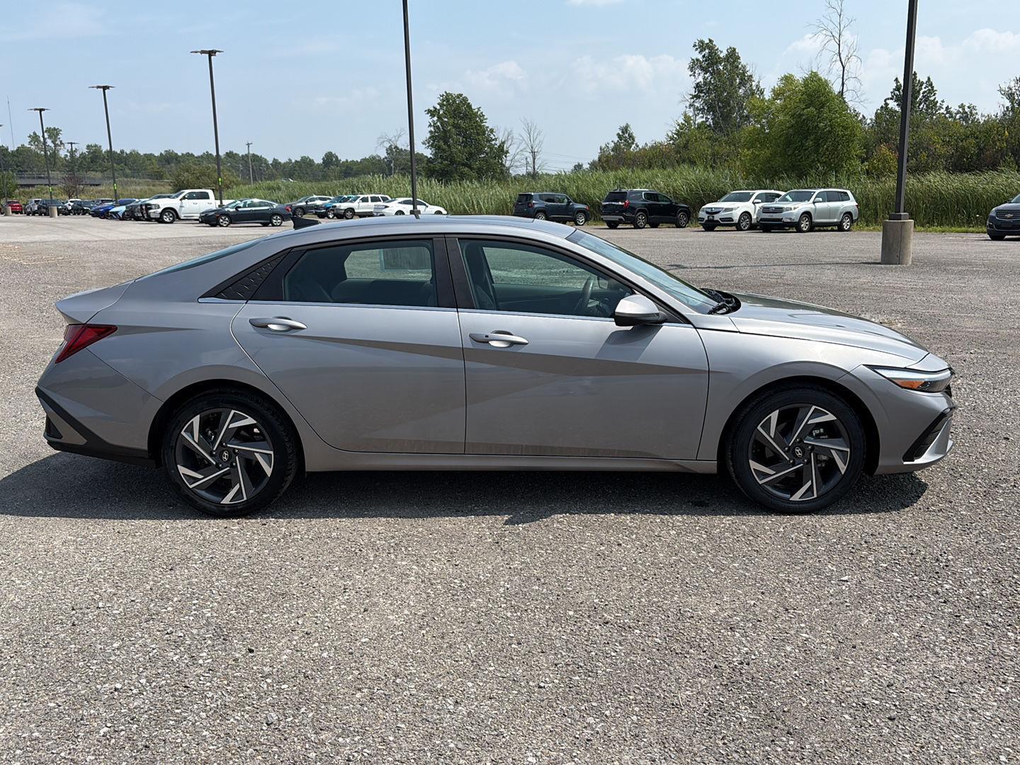 2025 Hyundai Elantra SEL Convenience photo 3