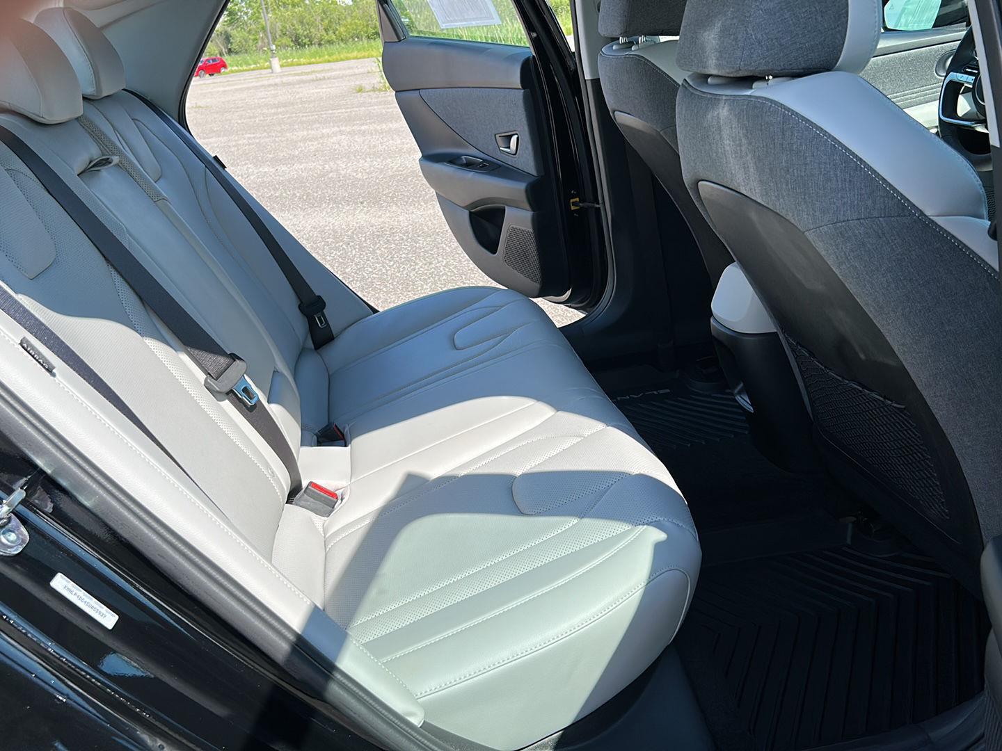 2025 Hyundai Elantra Limited - Photo 15