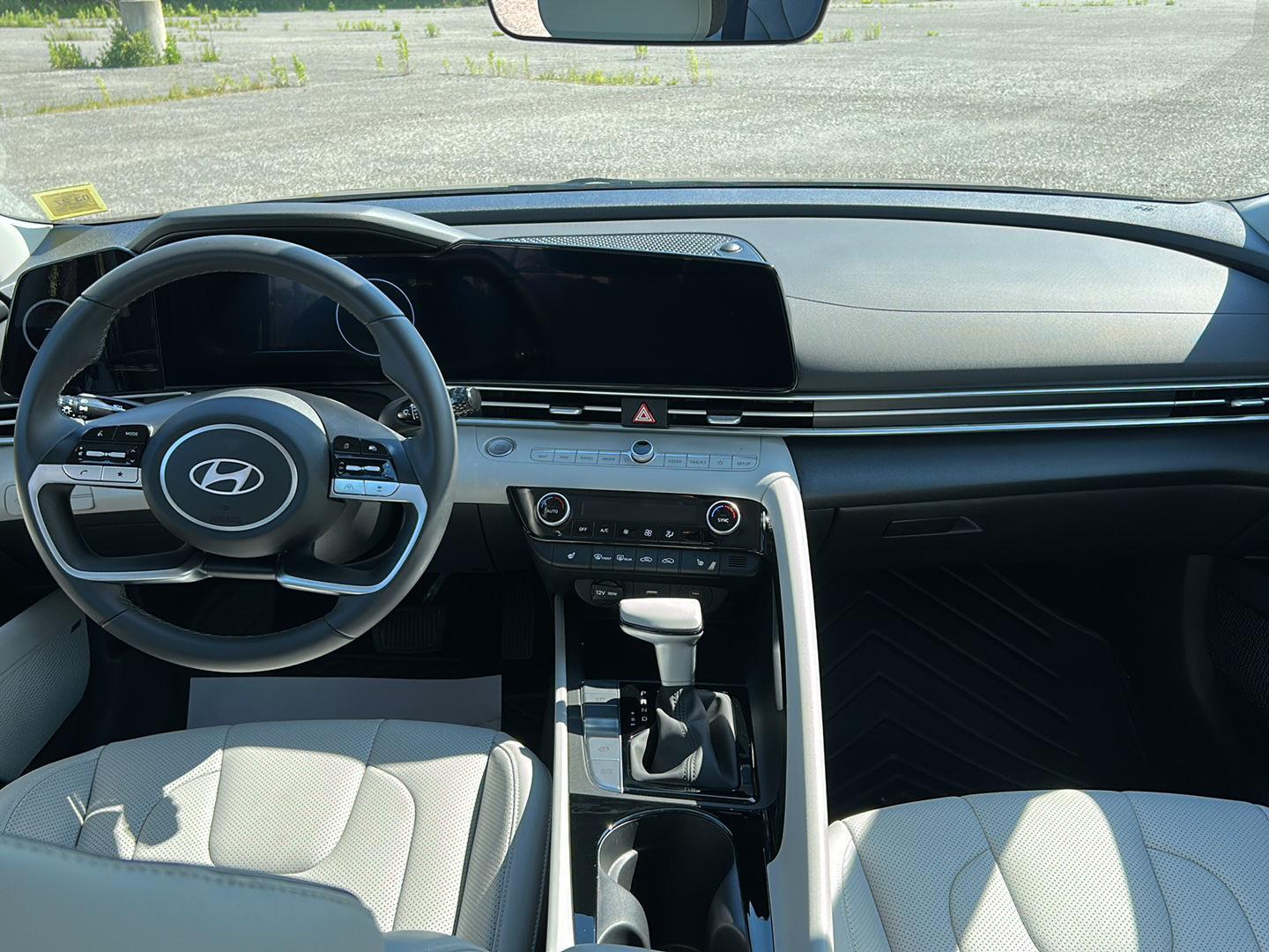 2025 Hyundai Elantra Limited - Photo 16
