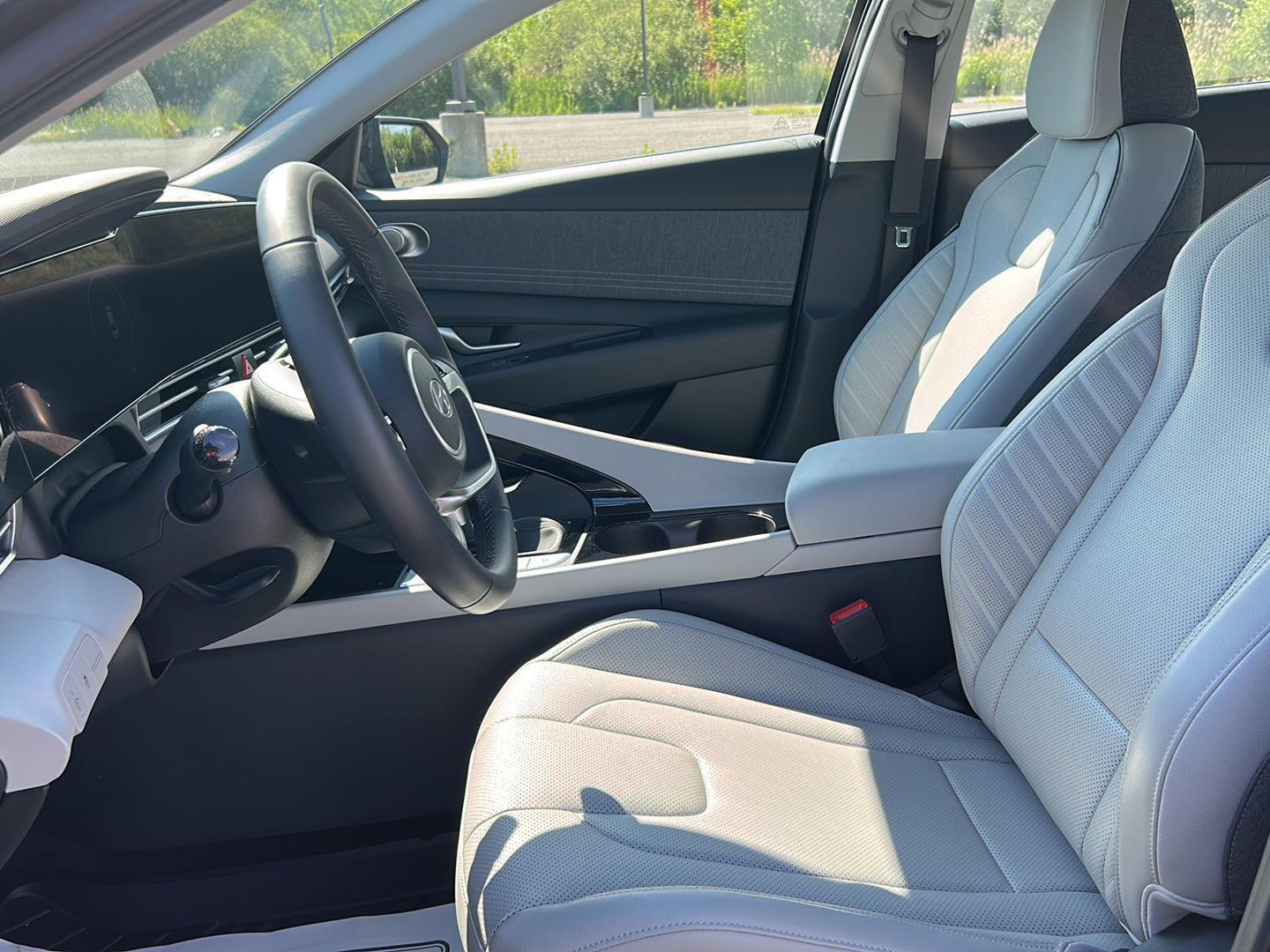 2025 Hyundai Elantra Limited - Photo 23