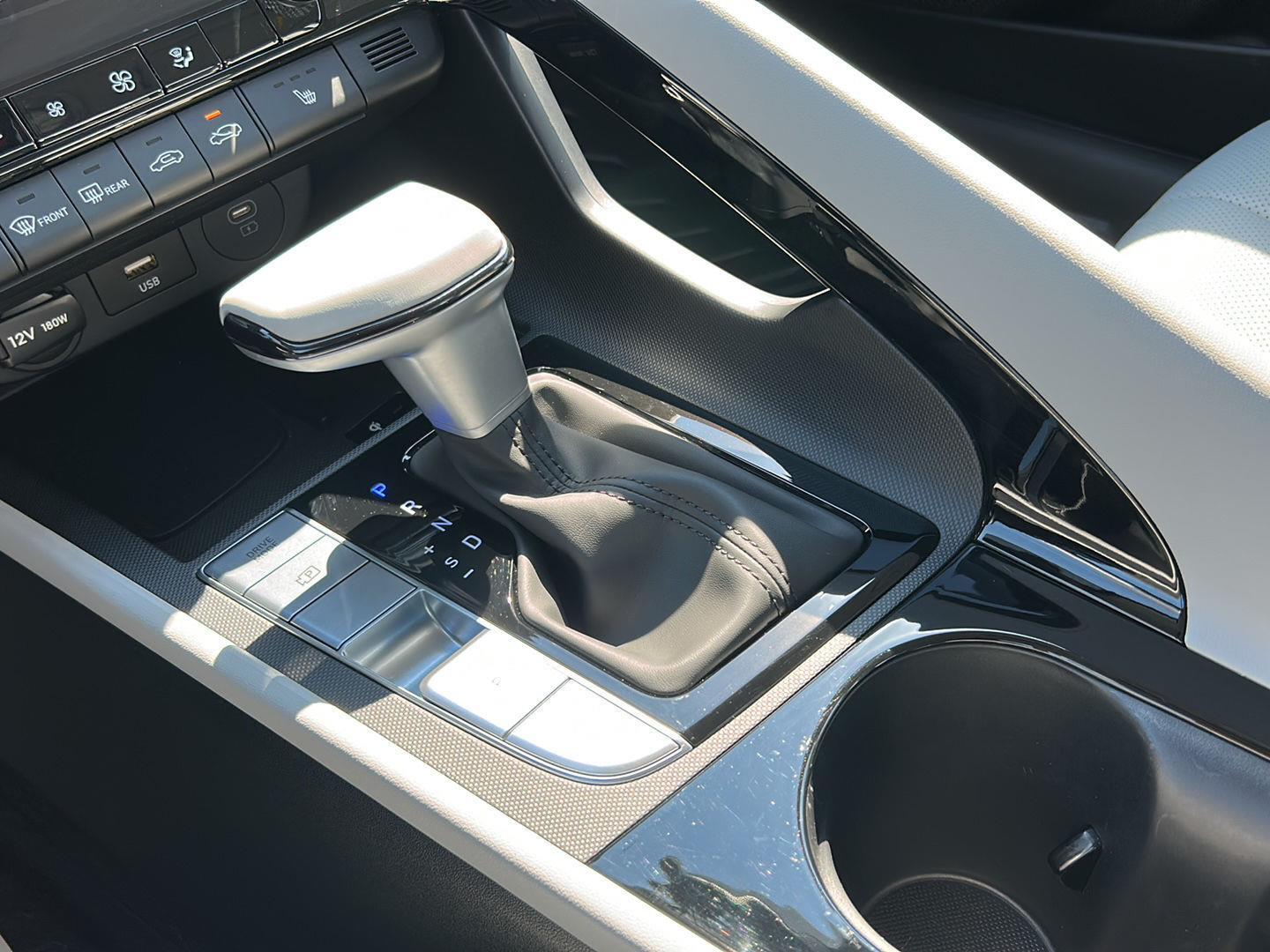 2025 Hyundai Elantra Limited - Photo 32